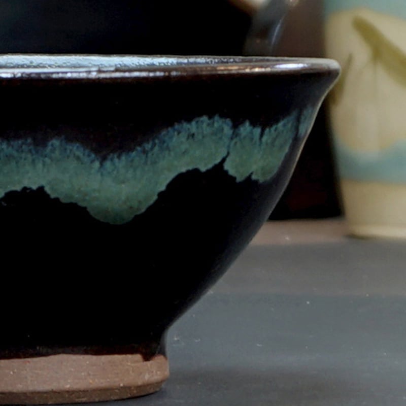 和食器 龍門司焼 茶碗 中 12cm 黒釉青流 | うつわの店 クラフトなかつか