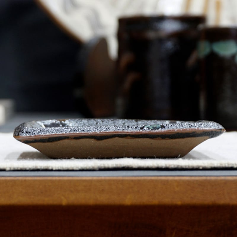 和食器 龍門司焼 角 豆皿 9cm 黒釉青流 | うつわの店 クラフトなかつか