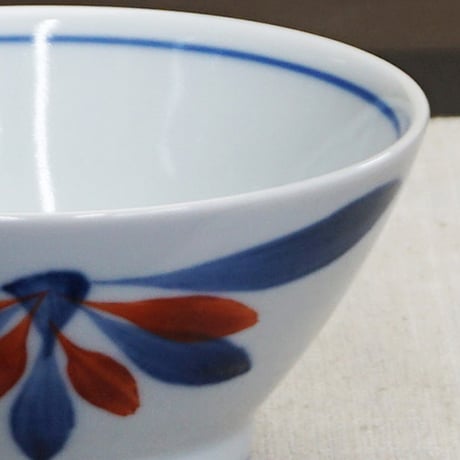 和食器 砥部焼 梅山窯 茶碗 小 11cm 呉須 赤菊