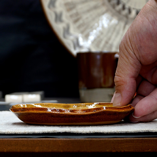 和食器 布志名焼 湯町窯 小判型 小皿 12cm 浪紋濃茶 黄釉
