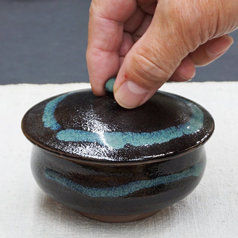 和食器 龍門司焼 蓋物 しゅけ 小 140cc 黒釉青流 | うつわの店 和食器 龍門司焼 蓋物 しゅけ 小 140cc 黒釉青流 | うつわの店