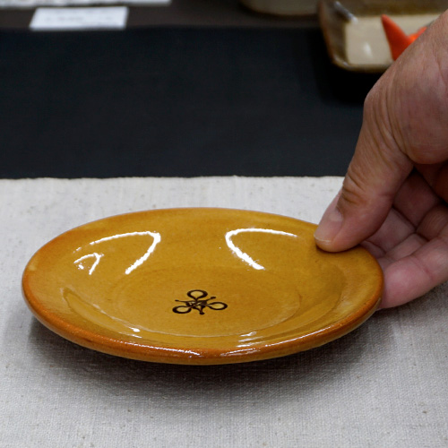 和食器 布志名焼 湯町窯 中皿 13.5cm 花紋濃茶 黄釉 | うつわの店