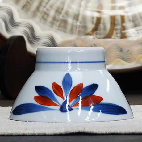 和食器 砥部焼 梅山窯 茶碗 小 11cm 呉須 赤菊