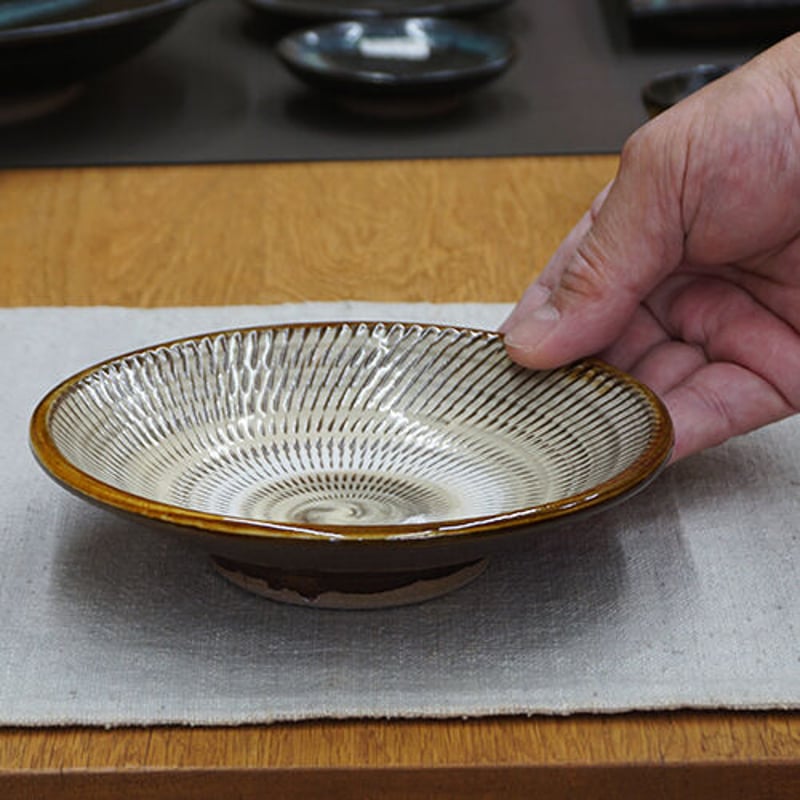 ヴィンテージ　美品　小鹿田焼中皿　　　希少裏印　鑑賞台付・２点セット　レア 和食器 小鹿田焼 黒木昌伸窯 中皿 15cm 飛び鉋 白 | うつわの店