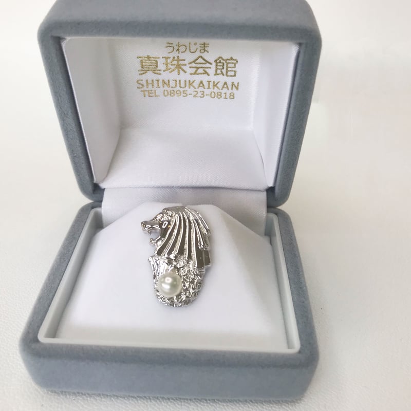 日本初公認 マーライオンタックブローチ | 真珠会館