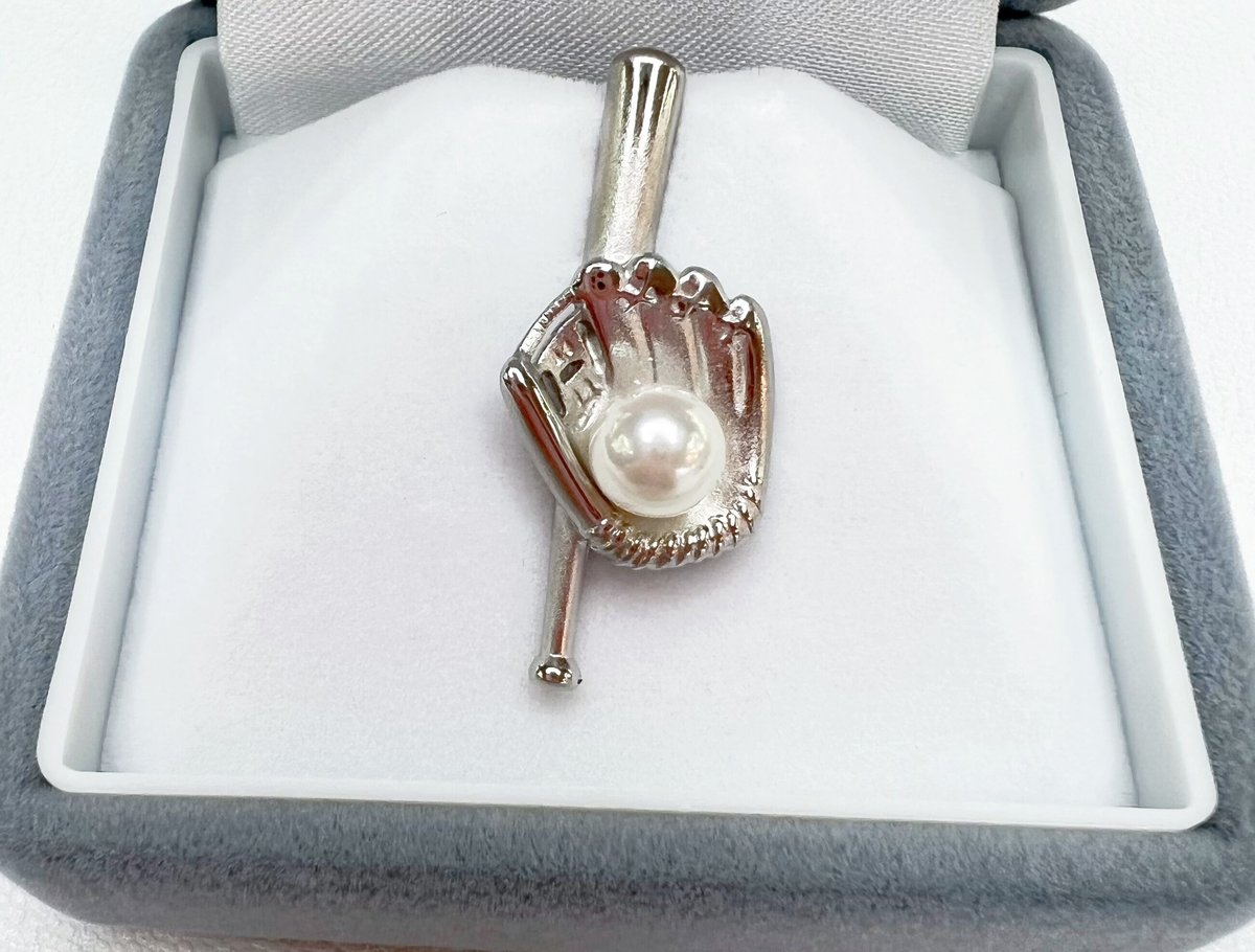 気品あるダイヤのタックブローチ 気品あるダイヤのタックブローチ