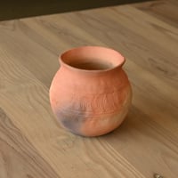 炭化手びねり壺