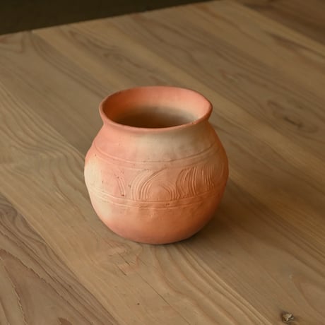 炭化手びねり壺