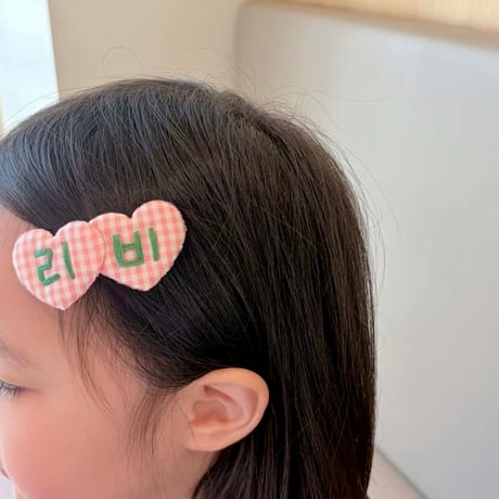 【ピンク×グリーン手刺繍 名入れヘアピン】(2個セット）