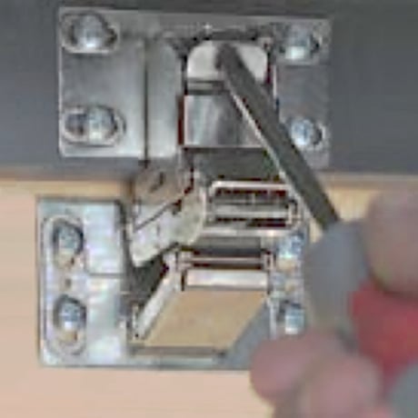 吊り戸棚用フラップヒンジ（タレ壁付けタイプ）
