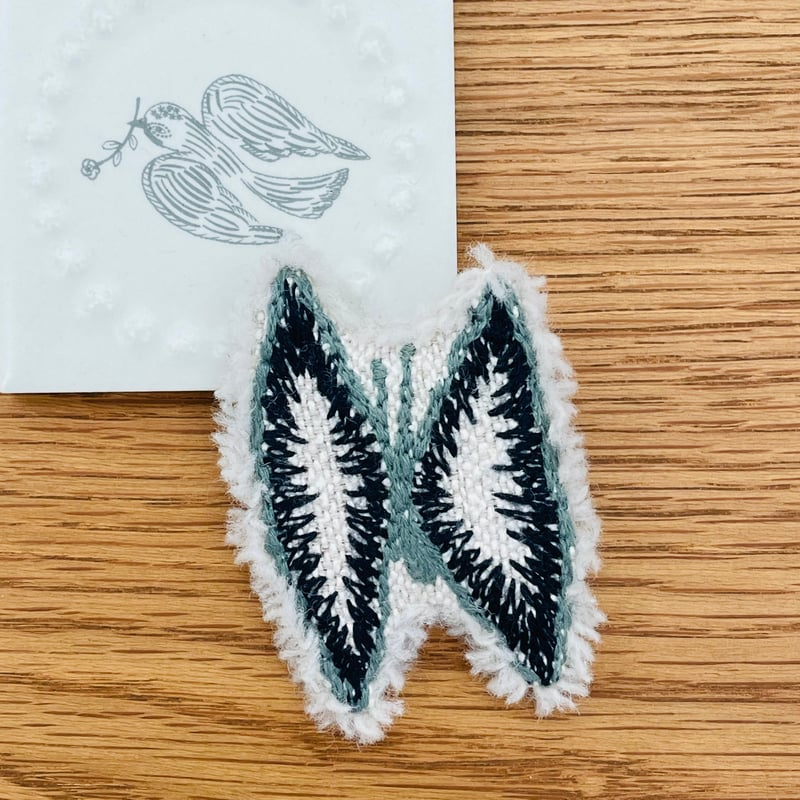 ⚮̈ミナペルホネンハンドメイド⚮̈ sky flower フワフワブローチ(beige 