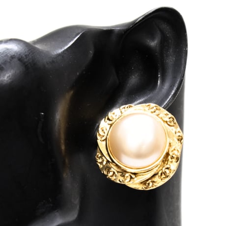 CHANEL Button Clip-on Earrings Faux Pearl Gold-toned 93A #73953