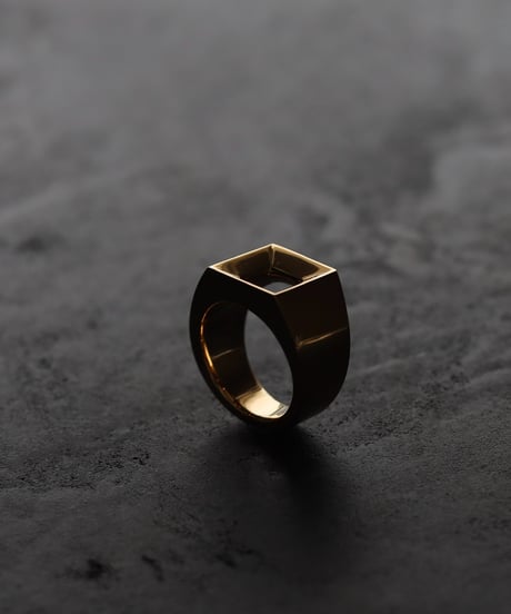 Empty ring / Gold