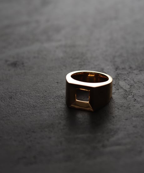 Empty ring / Gold
