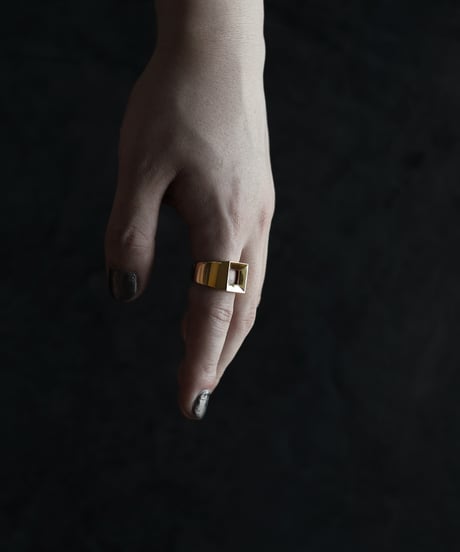 Empty ring / Gold