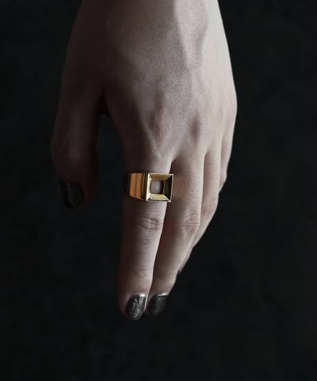 Empty ring / Gold