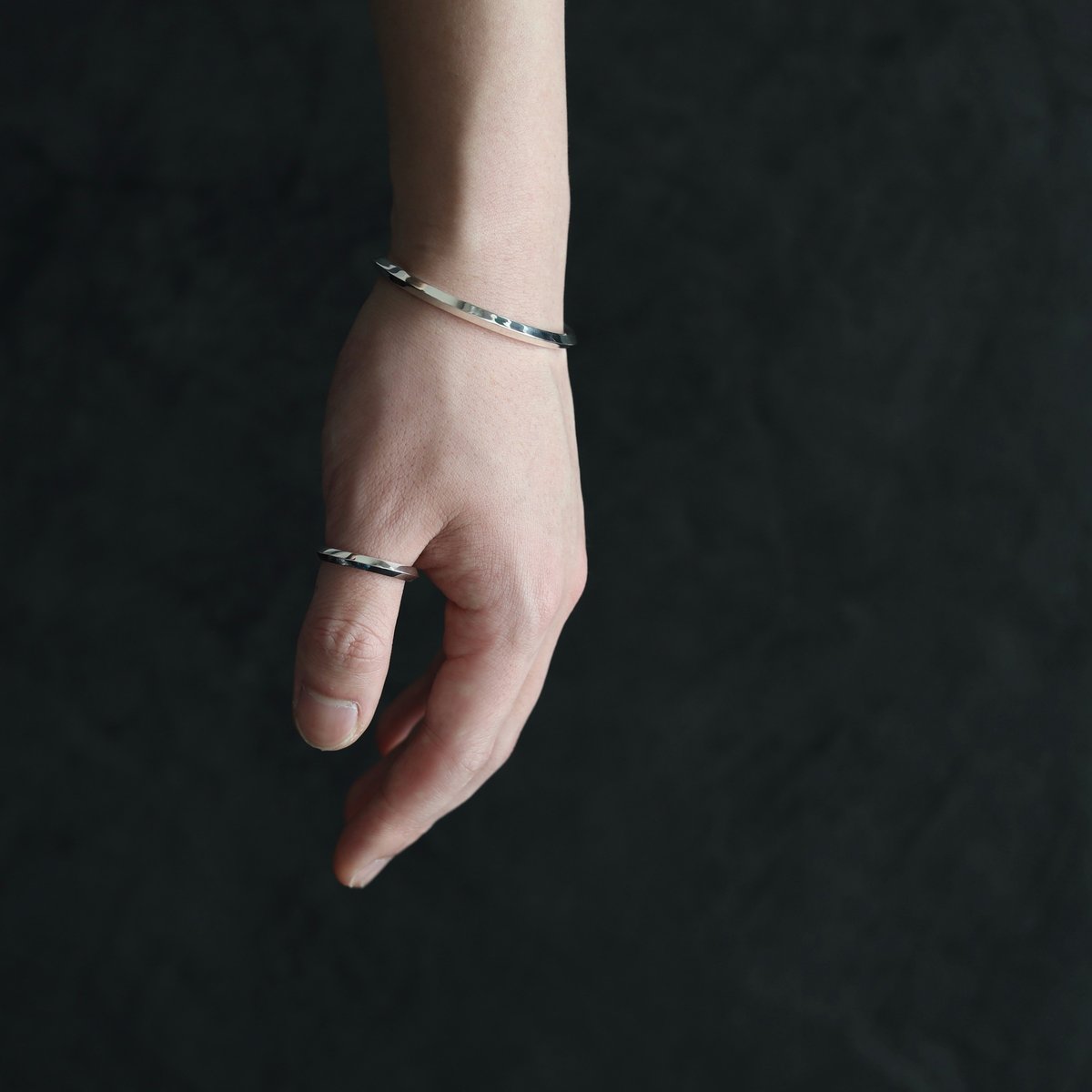 Shadow bangle / Silver | stlll