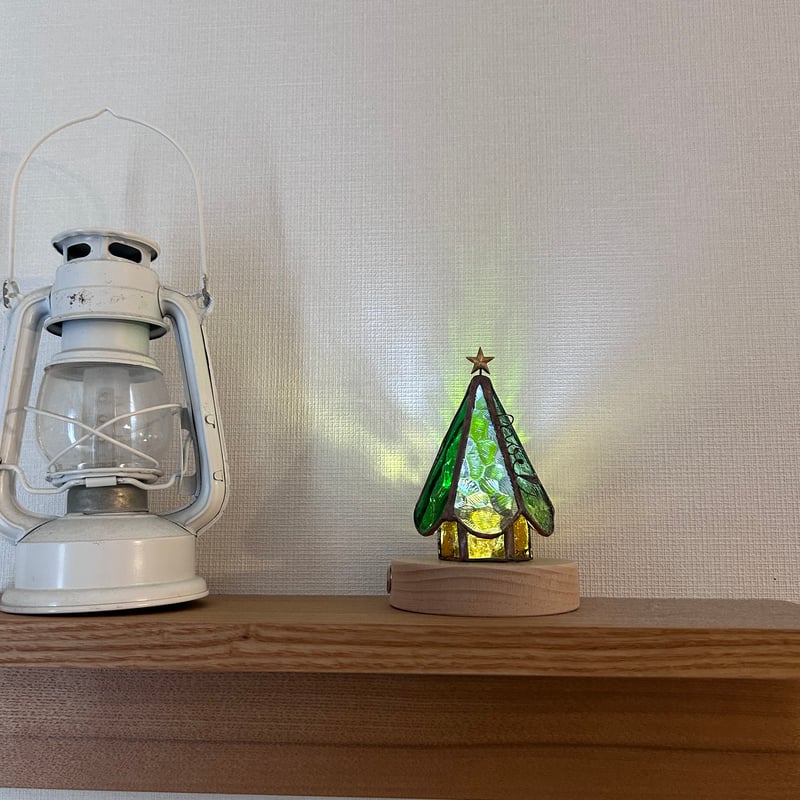 ステンドグラスのクリスマスツリー(LEDランプ付き) アンティーク染め