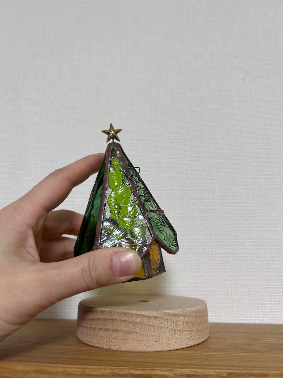 ステンドグラスのクリスマスツリー(LEDランプ付き) アンティーク染め