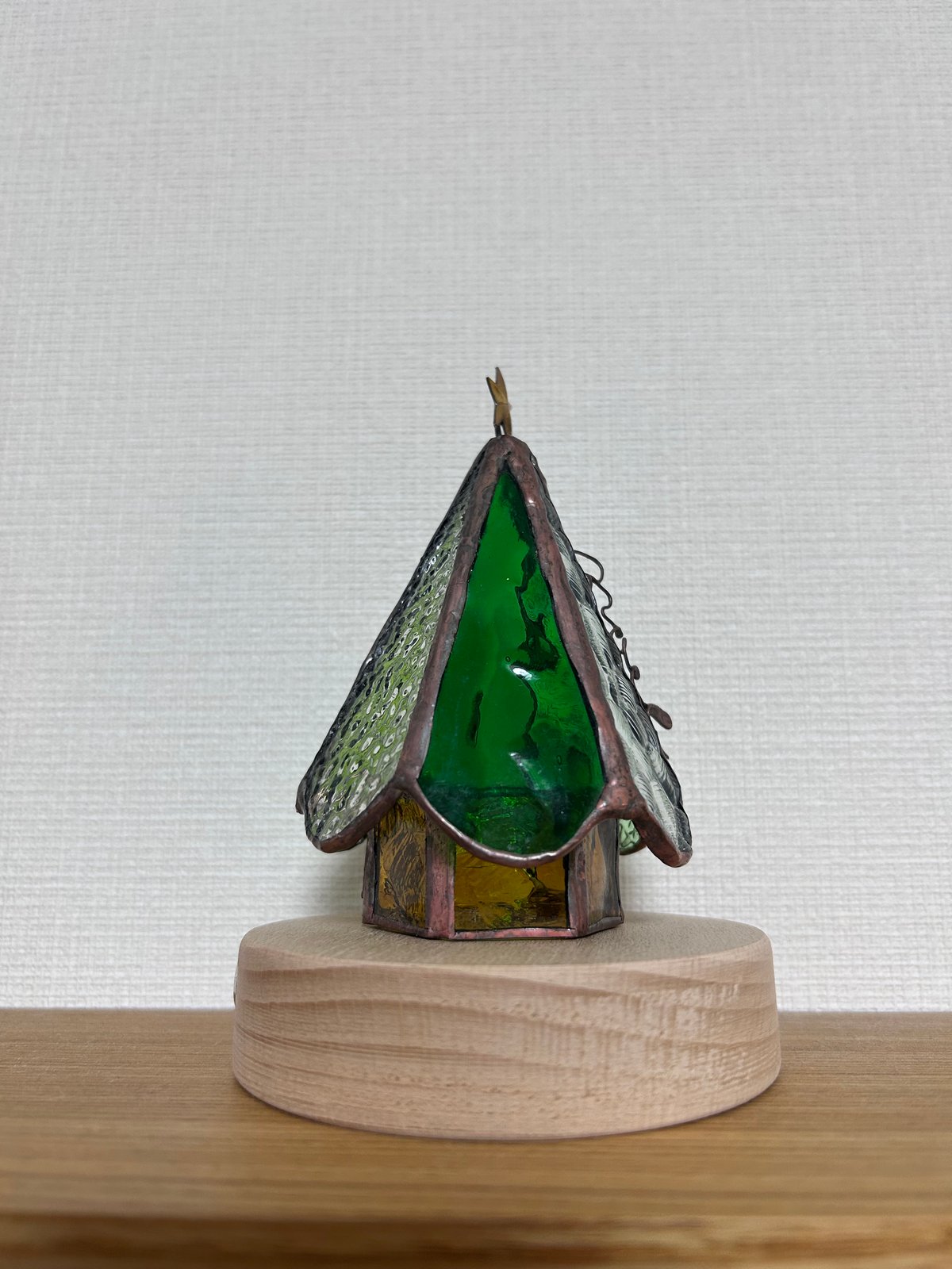 ステンドグラスのクリスマスツリー(LEDランプ付き) アンティーク染め