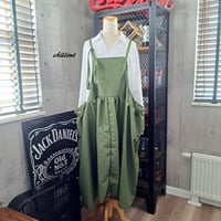 【OUTLET】【背中がかわいい】マキシ：ギャザー：エプロンドレス：コットン：カーキグリーン【0977】