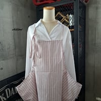 【背中がかわいい】エプロンドレス：レッド：ストライプ【1011】