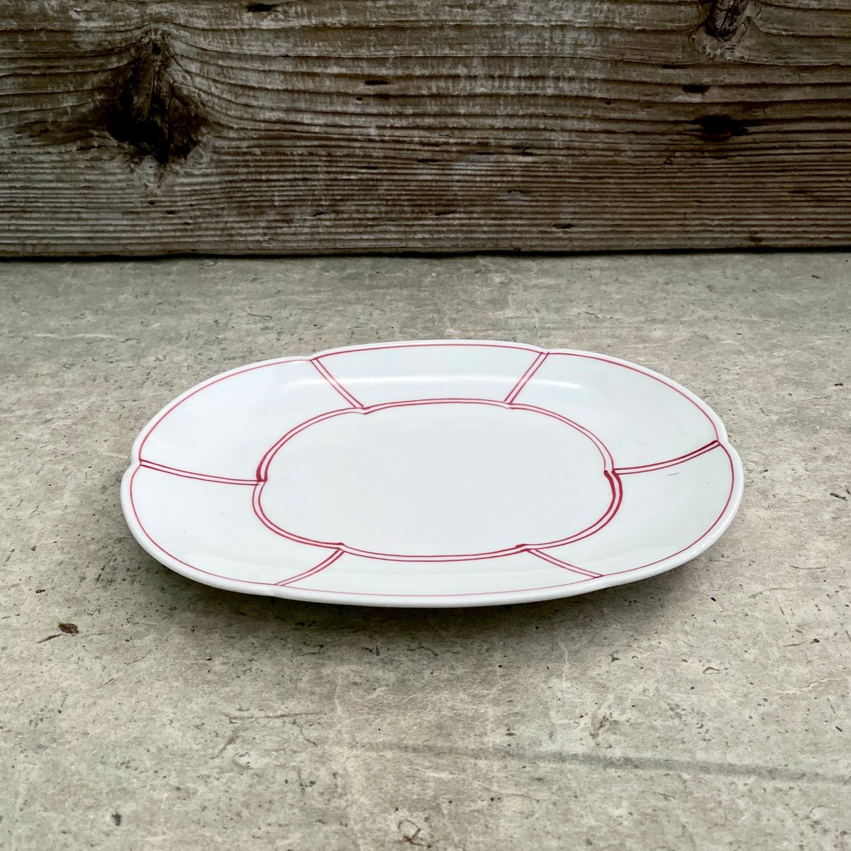 波佐見焼 洸琳窯 手描き間取り花型楕円皿（赤） | MatsuBokkuri