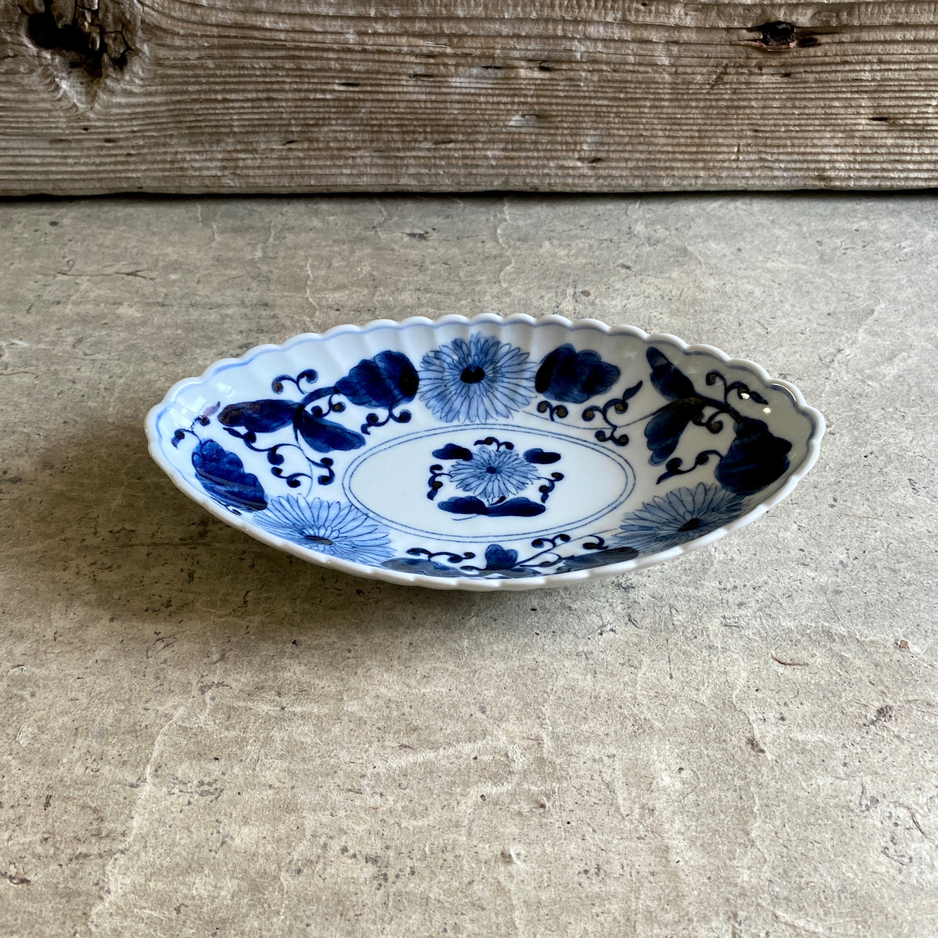 1960年代骨董品店で購入→骨董品 染付 楕円皿 菊文様 和食器 1960年代骨董品店で購入→骨董品 染付 楕円皿 菊文様