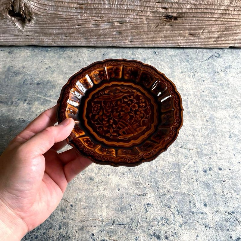 有田焼 福泉窯 飴釉花鳥彫5寸皿 | MatsuBokkuri