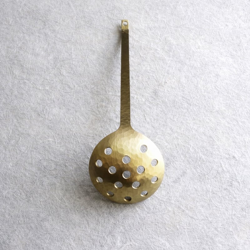 新潟燕 真鍮槌目入 手打ちお玉（穴明） | MatsuBokkuri