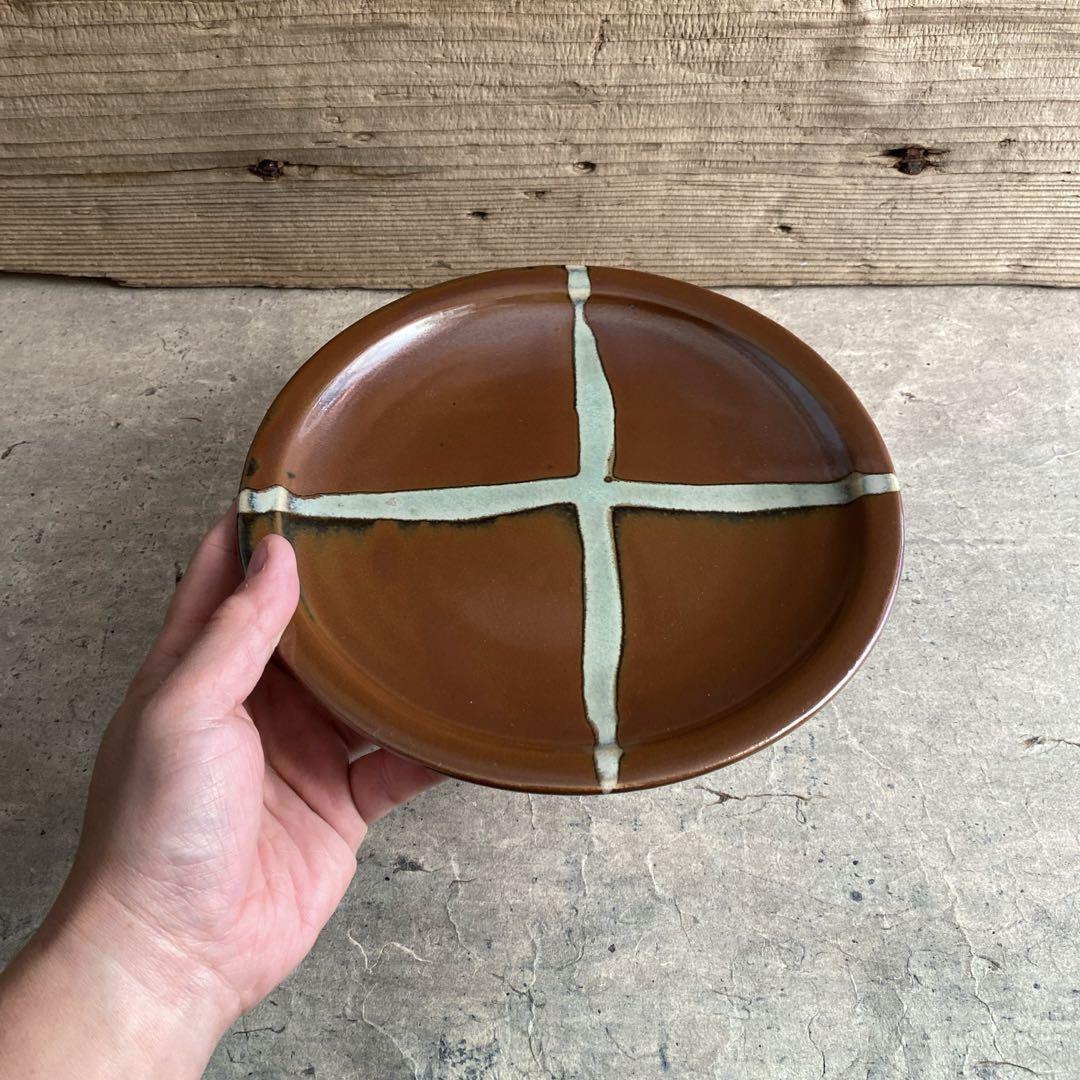 益子焼 柿釉青磁クロス7寸丸皿 | MatsuBokkuri