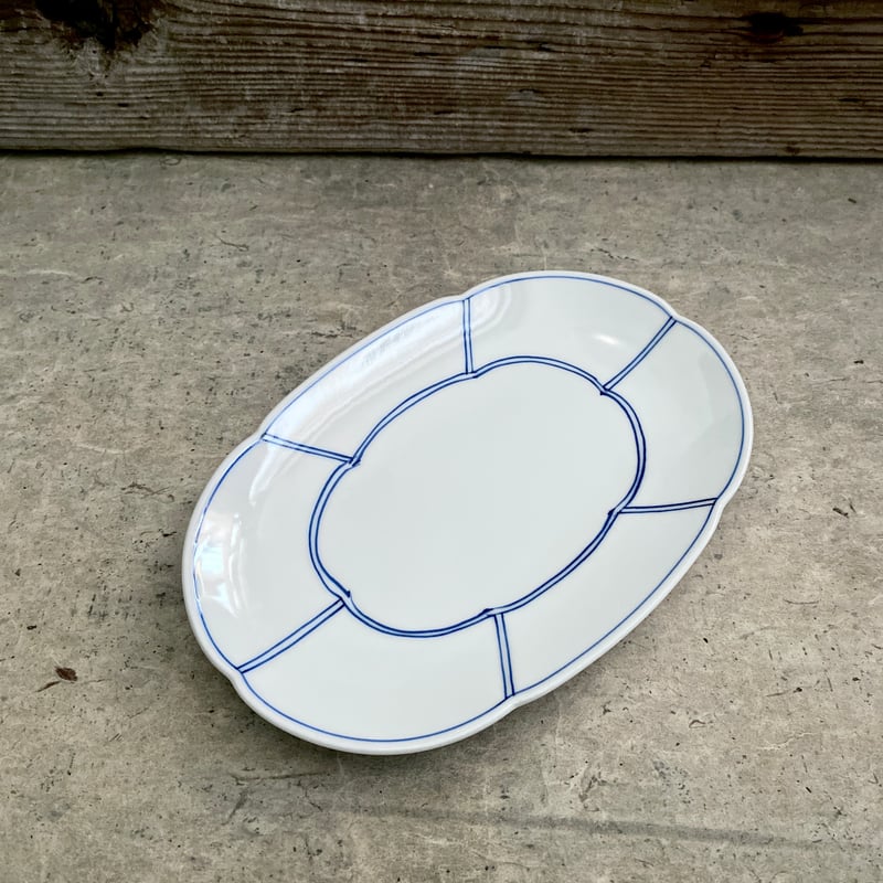 波佐見焼 洸琳窯 手描き間取り花型楕円皿（青） | MatsuBokkuri