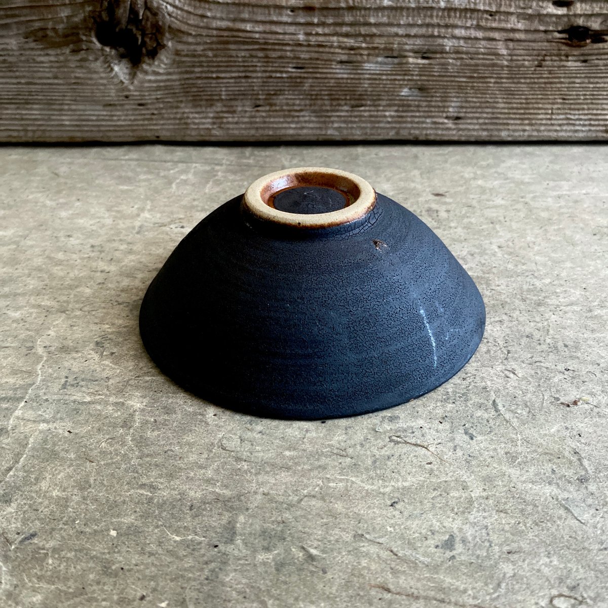 美濃焼 兵山窯 黒錆巻十草平小鉢 | MatsuBokkuri