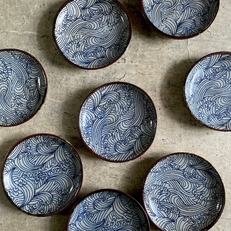 美濃焼 縞吉窯 渕錆染付荒波模様3寸皿 | MatsuBokkuri
