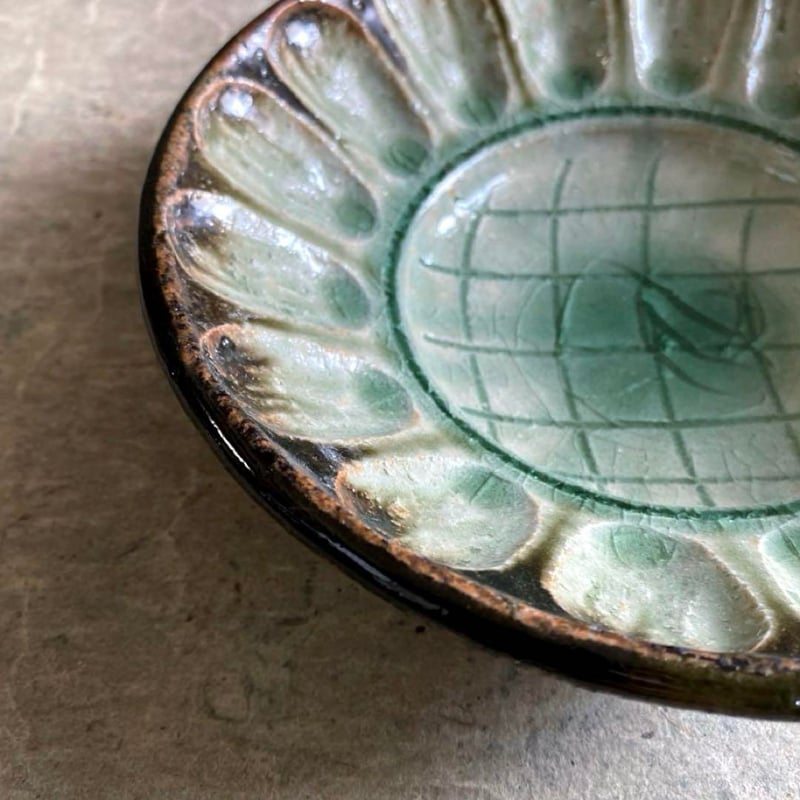 益子焼　大輪の南洋花図深鉢　有名作家物 益子焼 古賀賢二 灰釉市松輪花彫鉢（中） | MatsuBokkuri