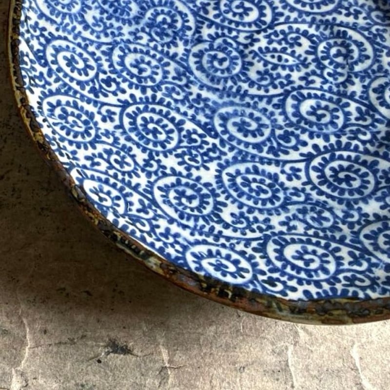 美濃焼 森川縞吉窯 古染タコ唐草麺皿 | MatsuBokkuri