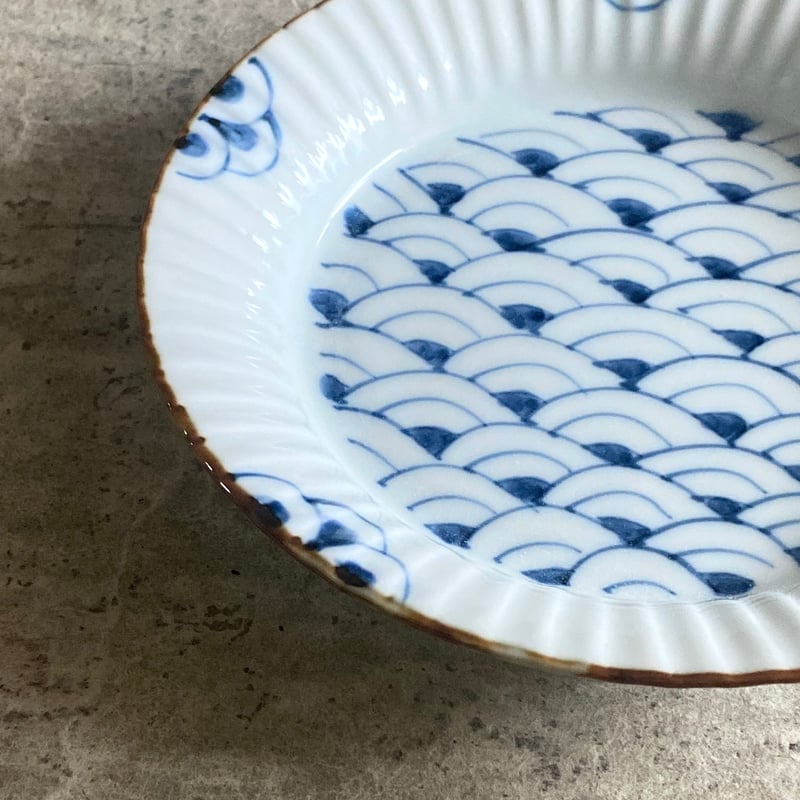 青と白の波模様 陶器の皿 青と白の波模様 陶器の皿 青海波 - 有田焼のまるぶんオンライン
