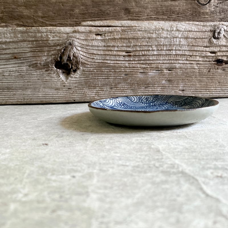 美濃焼 森川縞吉窯 古染荒波模様 5寸皿 | MatsuBokkuri