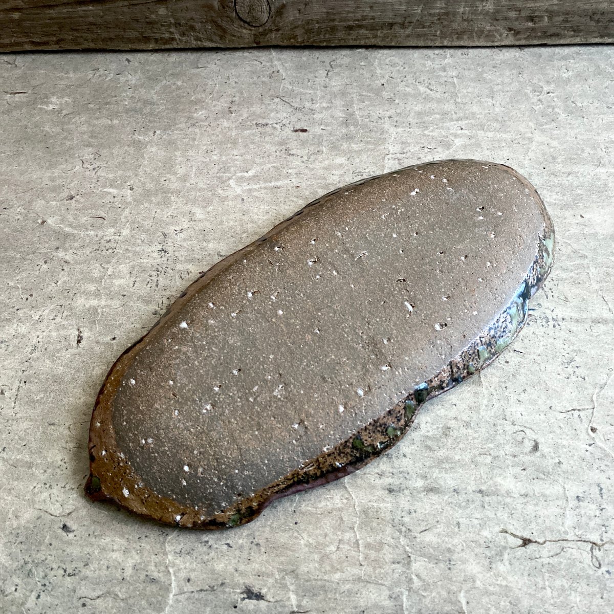 益子焼 古賀賢二 灰釉葉型大皿 | MatsuBokkuri