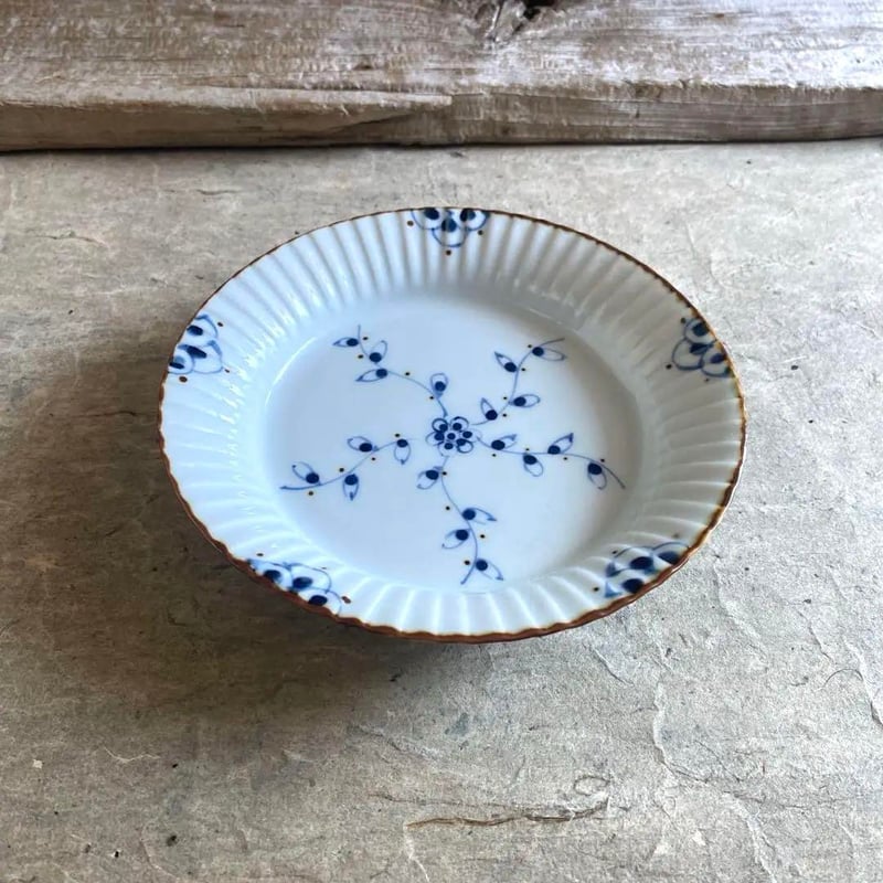 伊万里焼 徳七窯 つる花唐草渕彫皿 | MatsuBokkuri