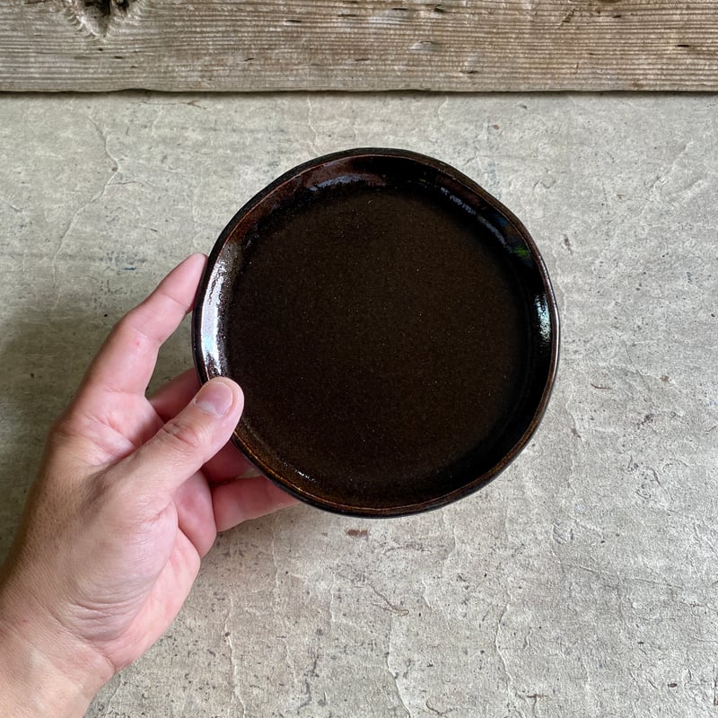 益子焼 黒柿釉5寸平皿 | MatsuBokkuri