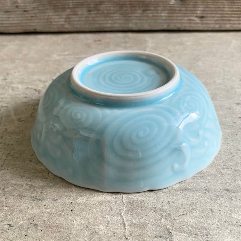 有田焼 華山窯 青磁唐草彫 小鉢 | MatsuBokkuri