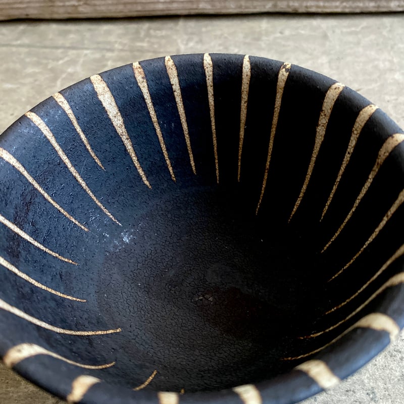 美濃焼 兵山窯 黒錆巻十草新飯碗 | MatsuBokkuri