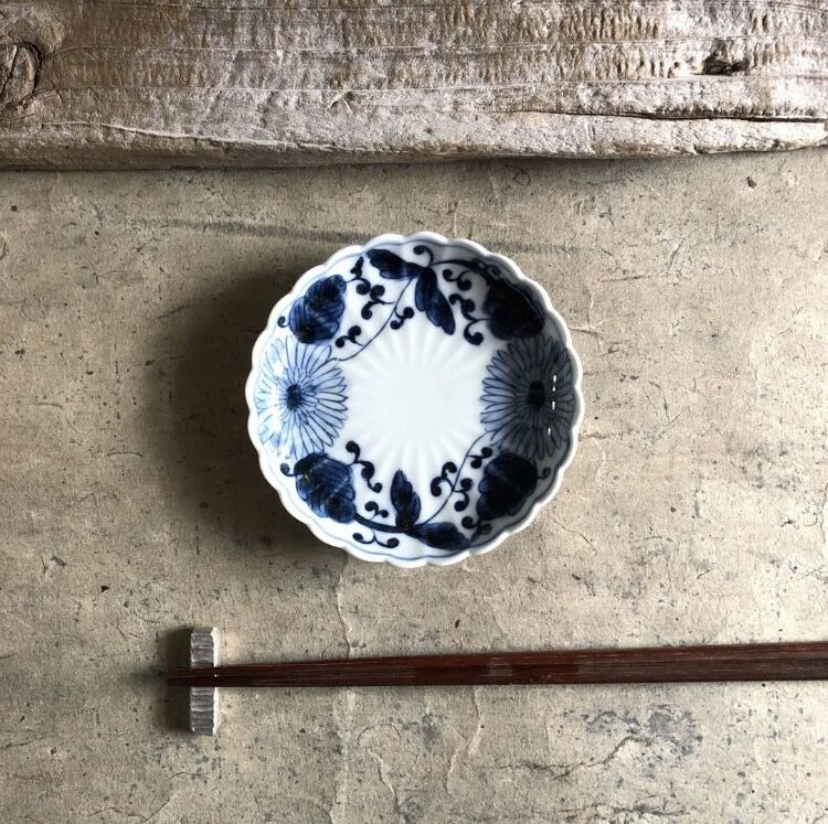 伊万里焼 寛右衛門窯 染付菊唐草3.5寸皿 | MatsuBokkuri