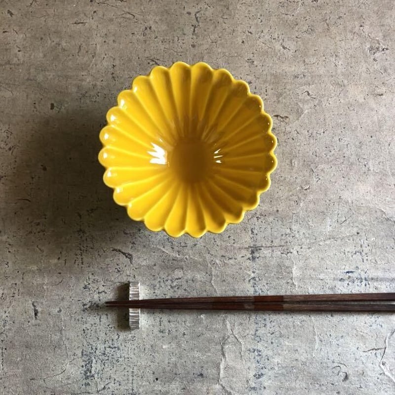 波佐見焼 黄釉菊彫仲付 | MatsuBokkuri