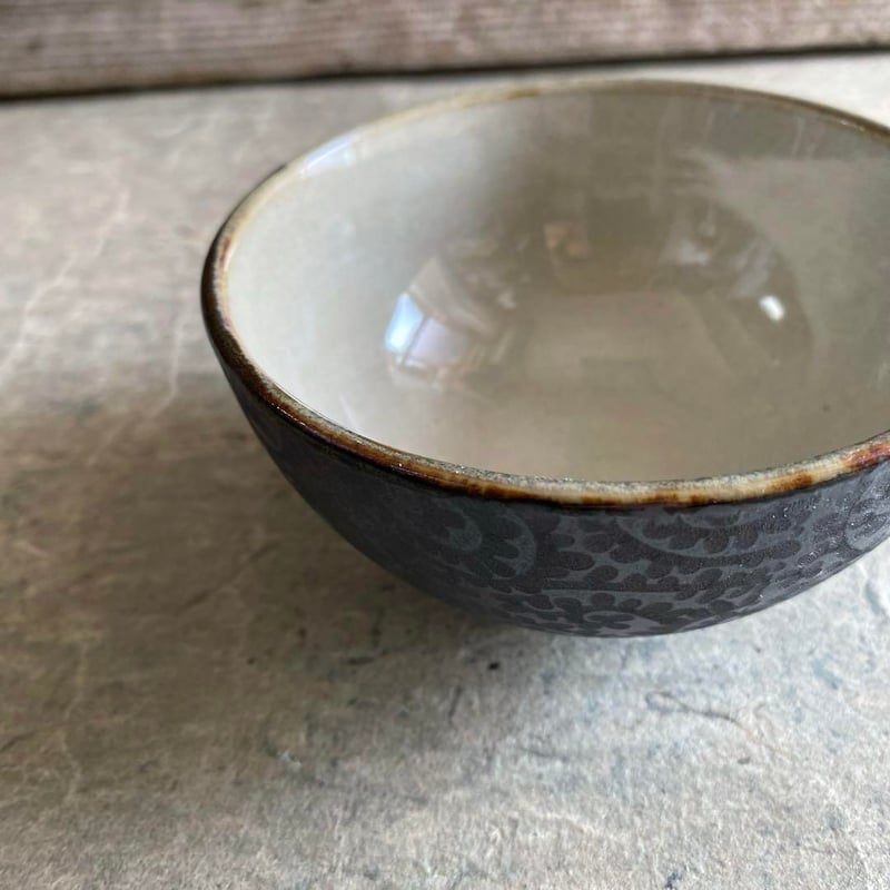美濃焼 縞吉窯 黒鉄釉銀彩タコ唐草 丸飯碗 | MatsuBokkuri 美濃焼 縞吉窯 黒鉄釉銀彩タコ唐草 丸飯碗 | MatsuBokkuri