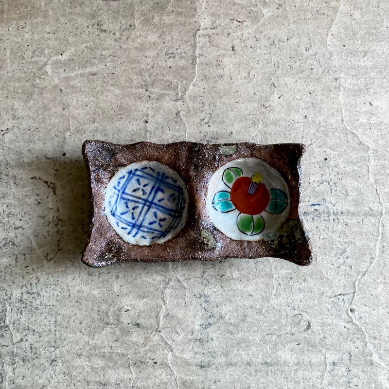 波佐見焼 洸彩窯 椿と地紋二品皿 | MatsuBokkuri