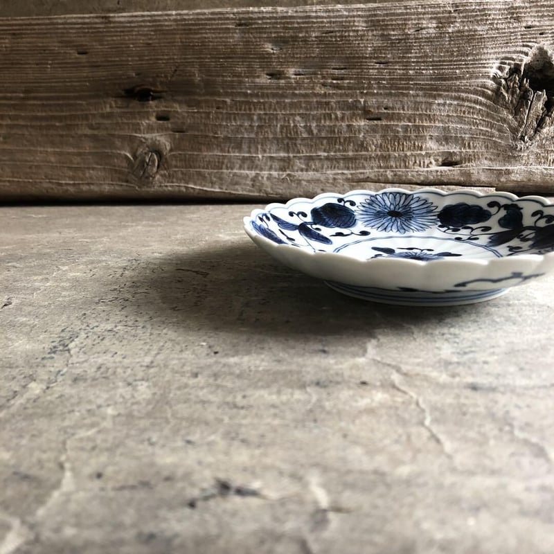 伊万里焼 寛右衛門窯 染付菊唐草5寸皿 | MatsuBokkuri 伊万里焼 寛右衛門窯 染付菊唐草5寸皿 | MatsuBokkuri