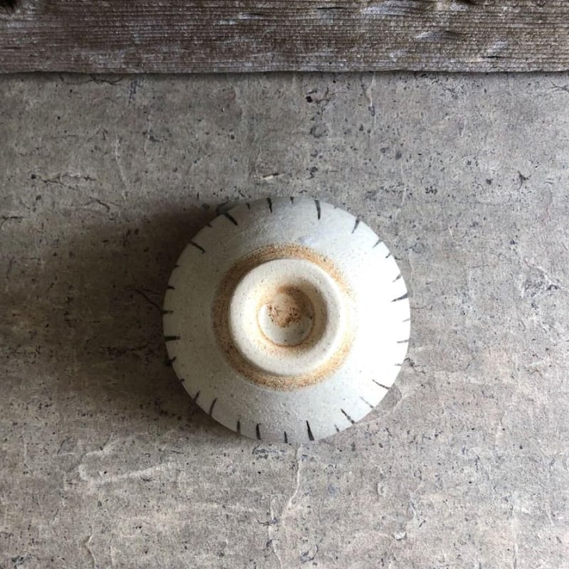 荒土粉引の器 粉引鎬マグカップ・彫三島 - 戸津圭一郎 作家もの器 | zakka土の記憶