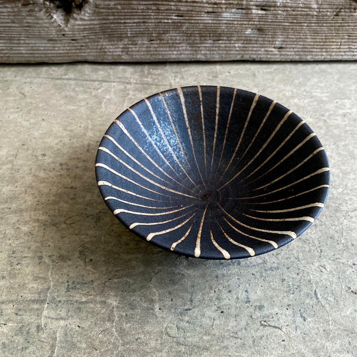 える 美濃焼　黒錆マットリム6.5寸深皿 楽天市場】軽量 お皿 黒海タマリム型63深皿 直径21.7cm 高さ4.2cm 386g